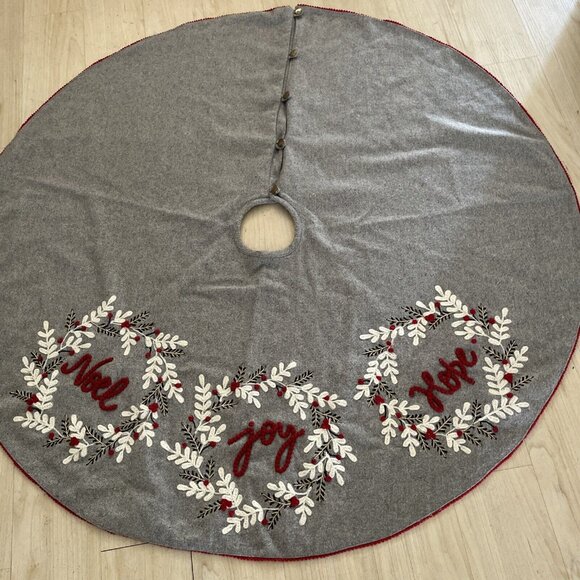 RACHEL ZOE Tree Skirt Christmas Embroidered Gray Red White Wool Blend HOPE EUC - Picture 8 of 9